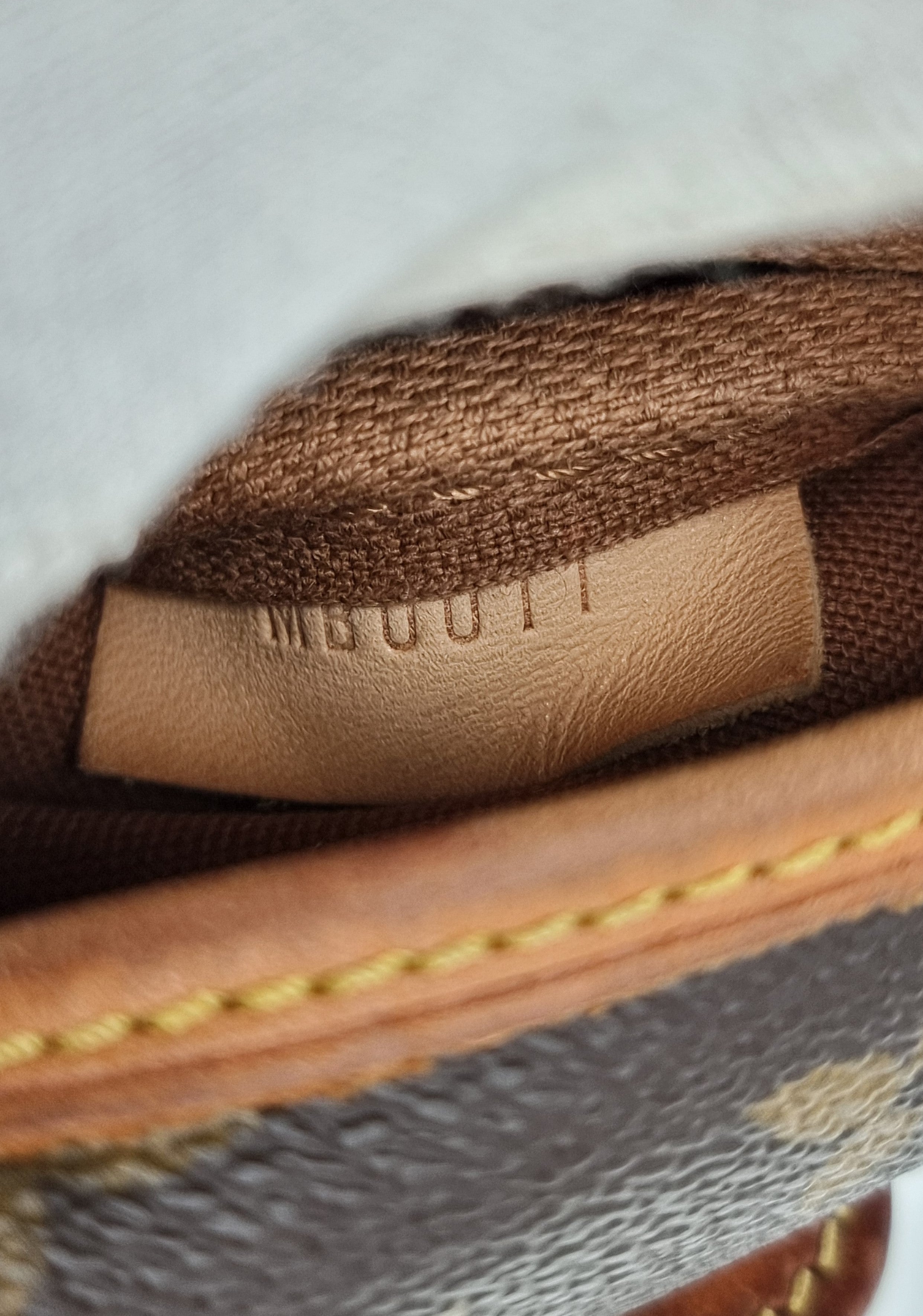 Louis Vuitton Saumur 28