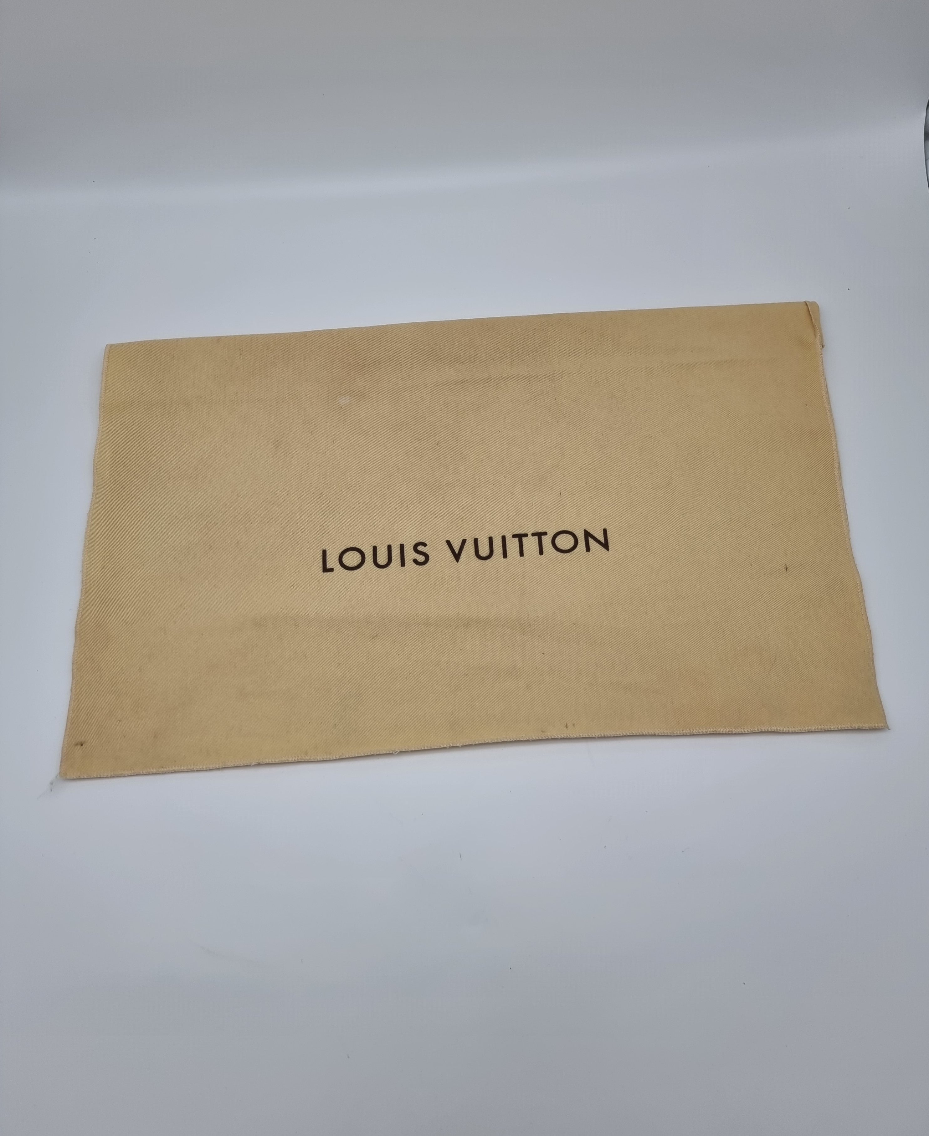 Louis Vuitton Porte Documents Voyage