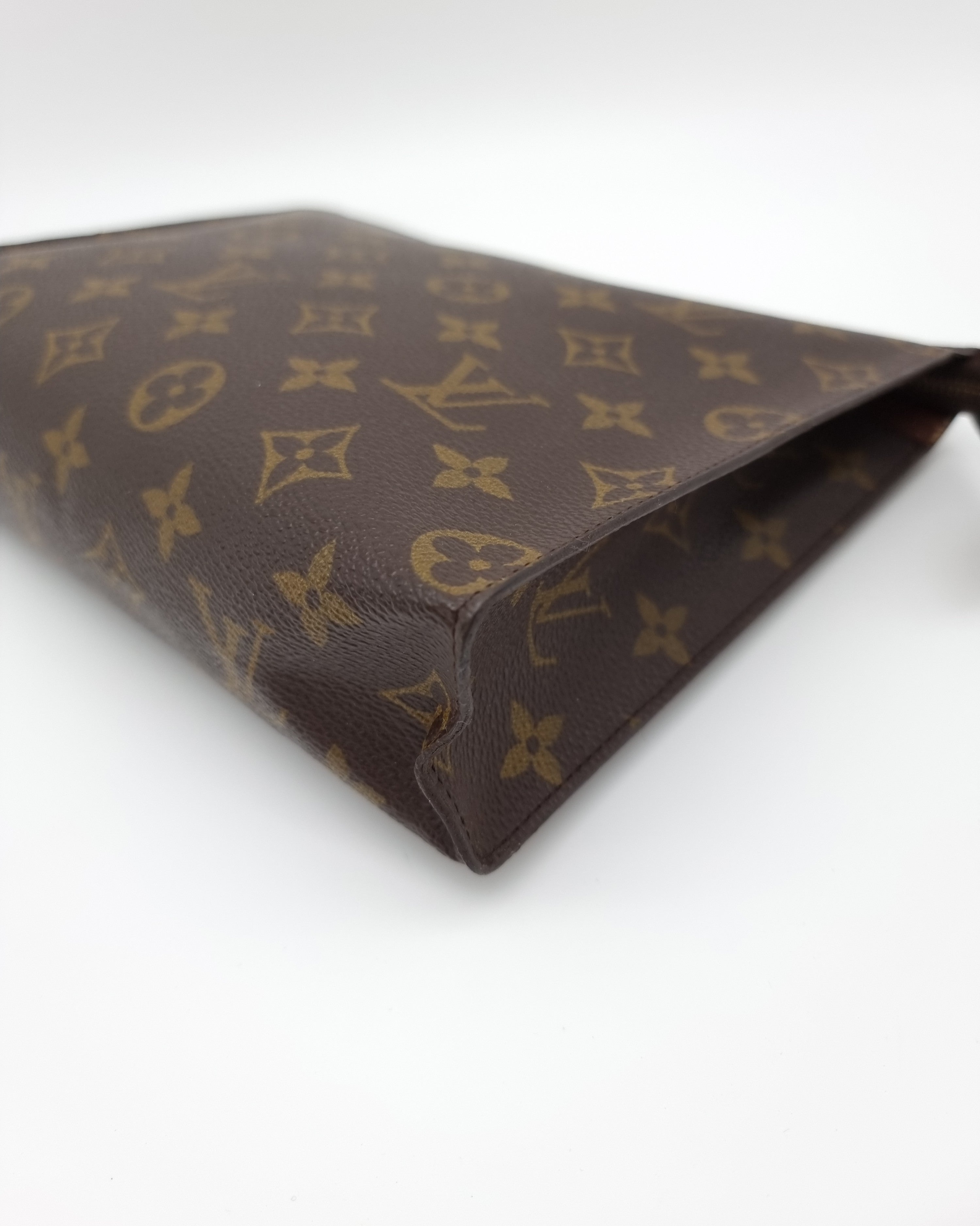 Louis Vuitton Poche Toilette 26