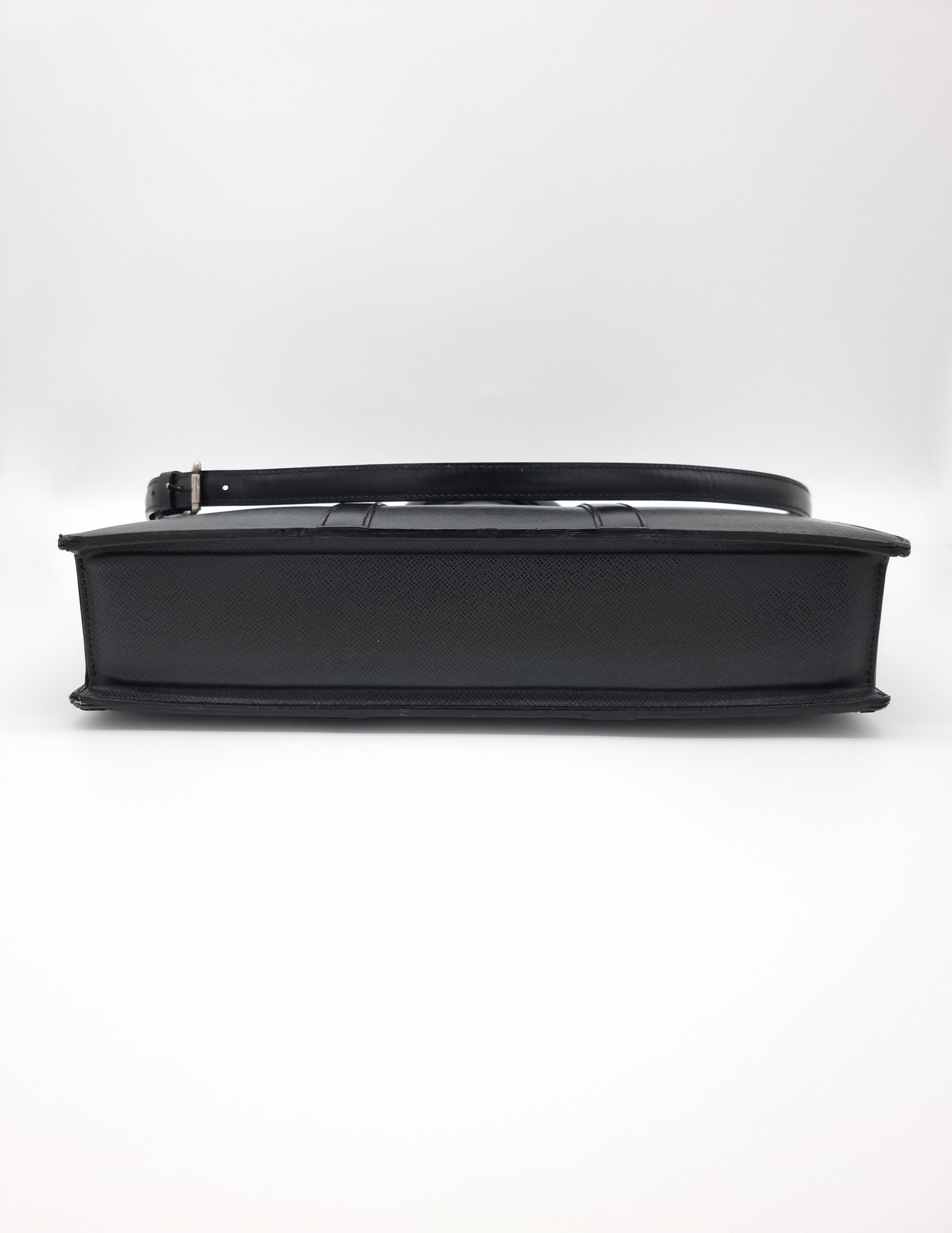 Louis Vuitton Porte Documents Taiga