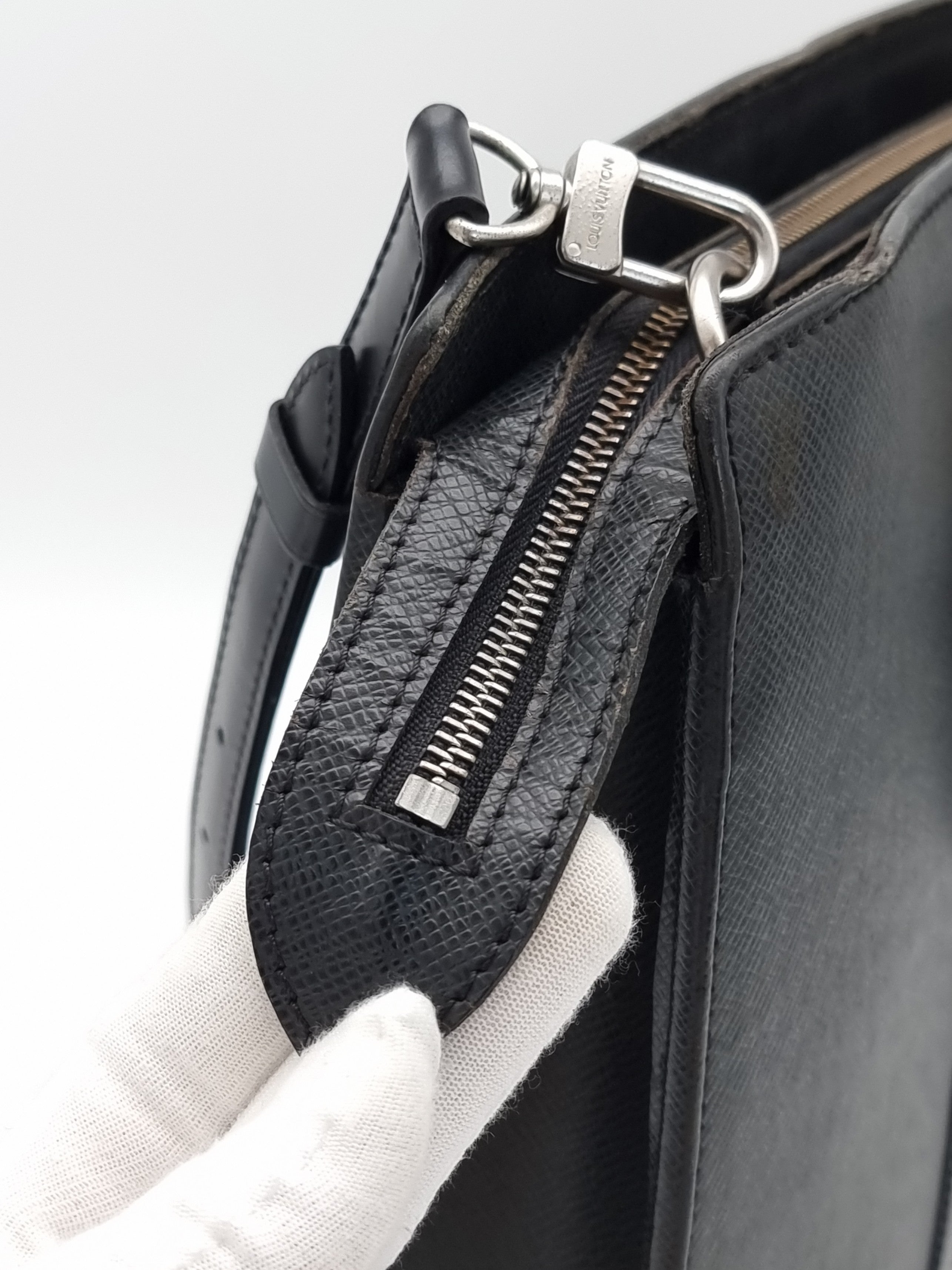 Louis Vuitton Porte Documents Taiga