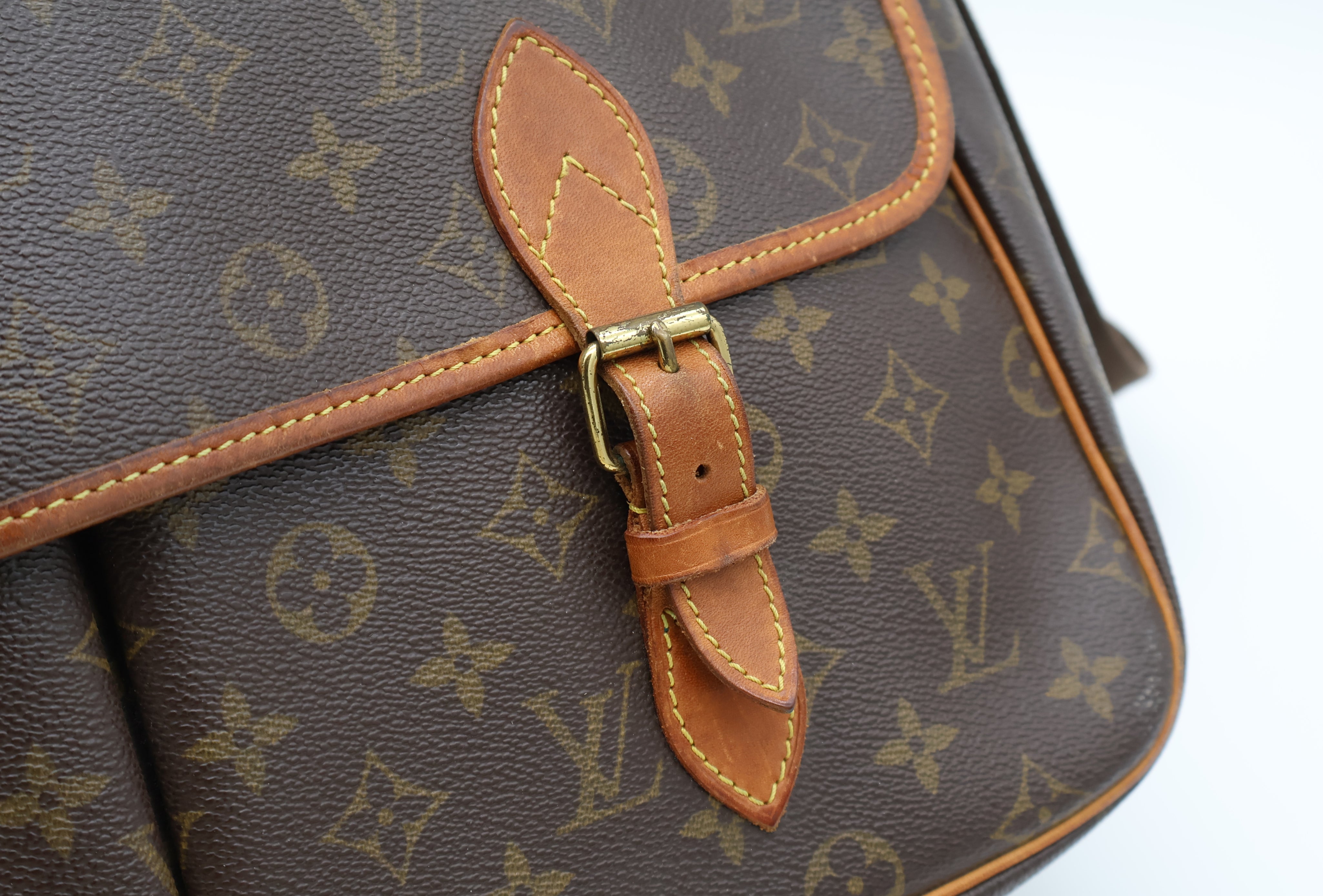 Louis Vuitton Gibecière GM