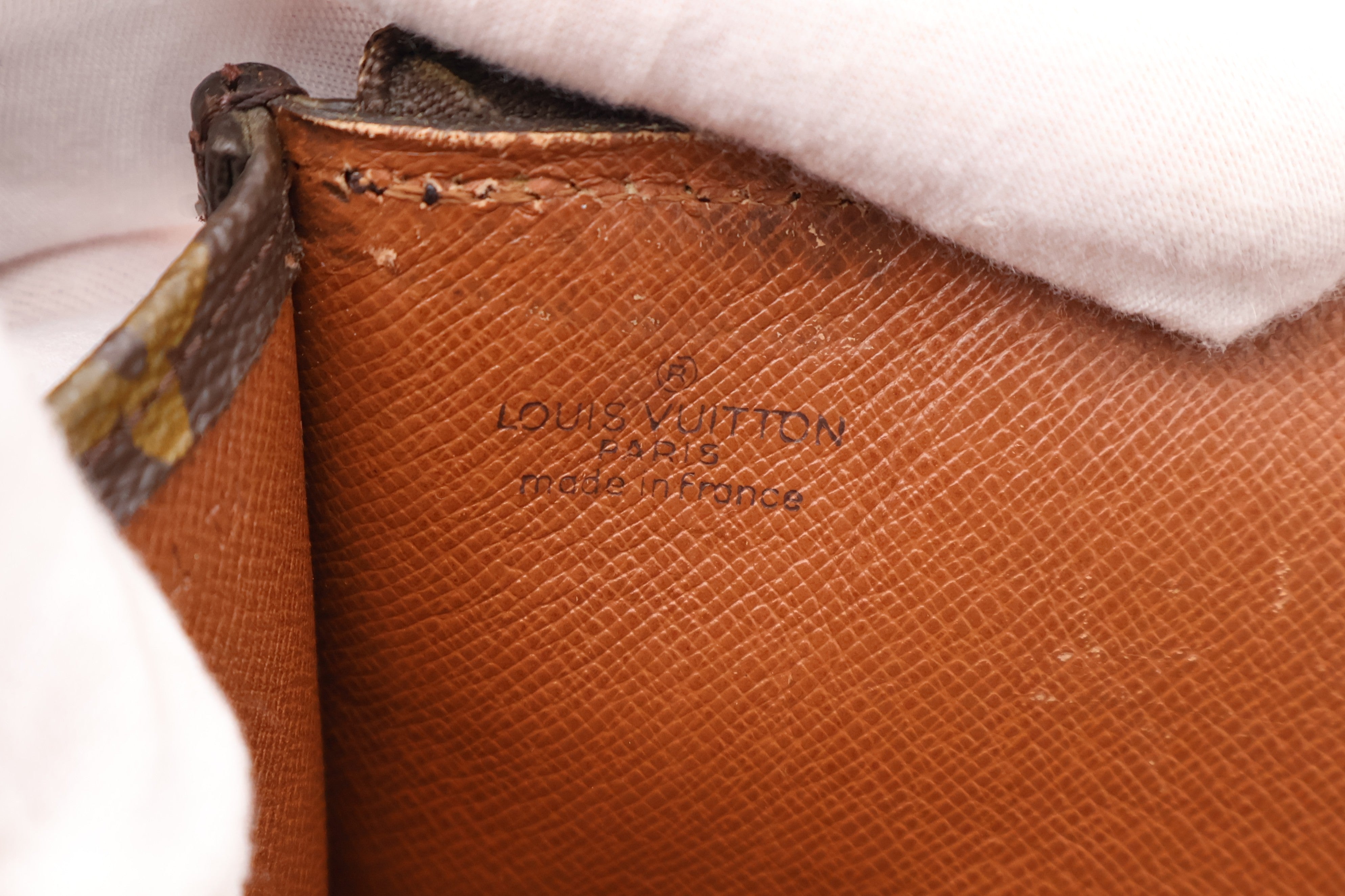 Louis Vuitton Documents Kotelo
